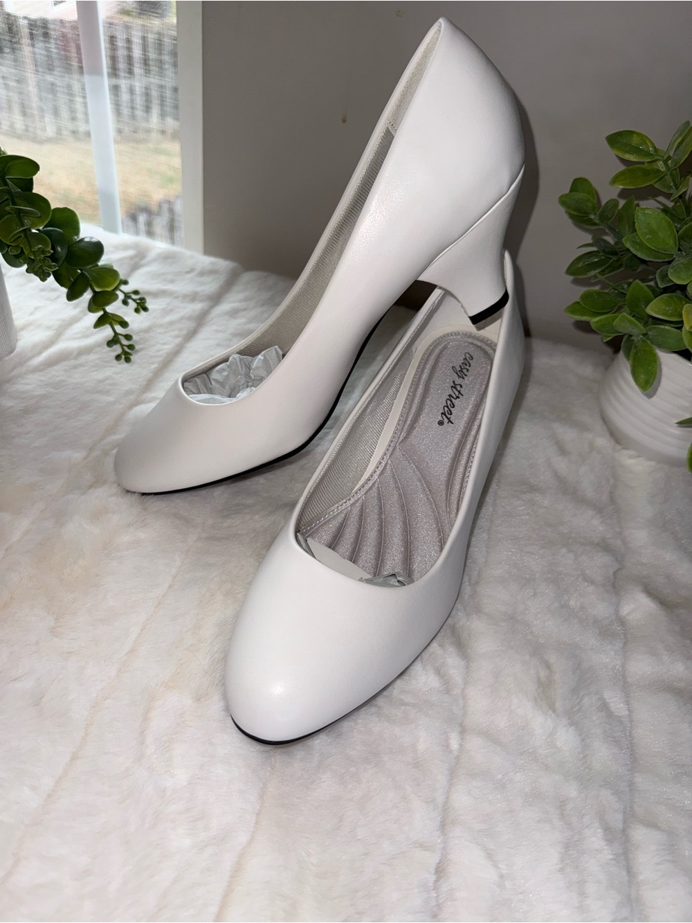 easy street White Smooth Round-Toe Pumps - Size 9W - Picture 5 of 8